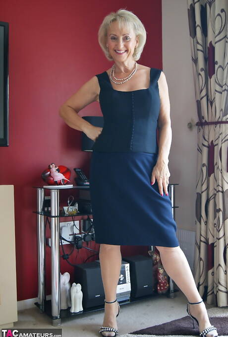 TAC Amateurs are excited to present you with a xxx photo gallery showcasing Sugarbabe in masturbation porn