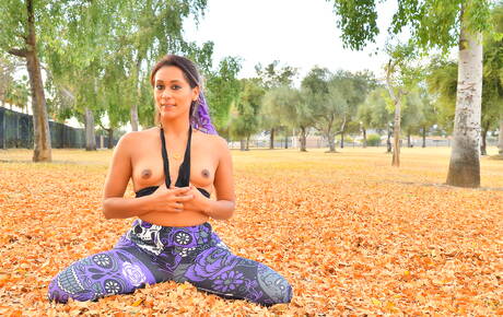 FTV Milfs invites you to browse their free pics with Mia in scene with inserting a toy in cunt