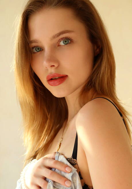 Met Art invite you to explore free photos featuring Scarlet showing sexy shape